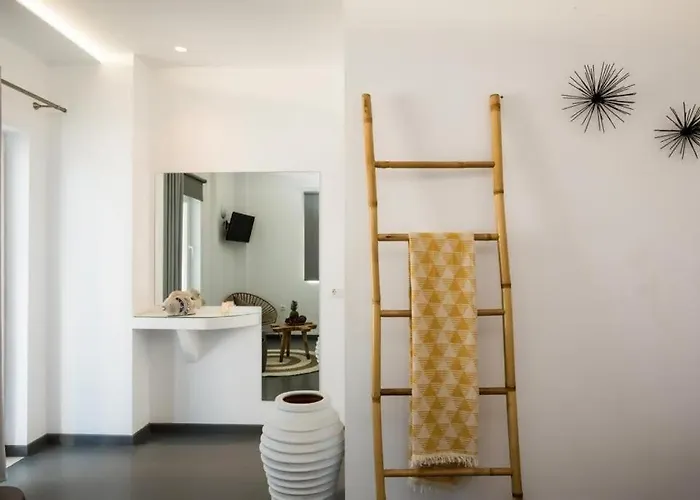 Jonaz & Mykonos Town